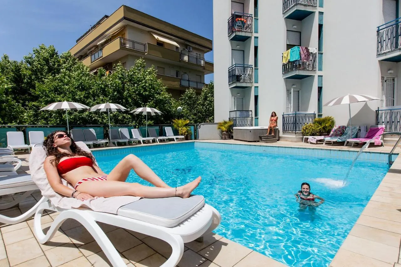 Hotel Verona Чезенатико